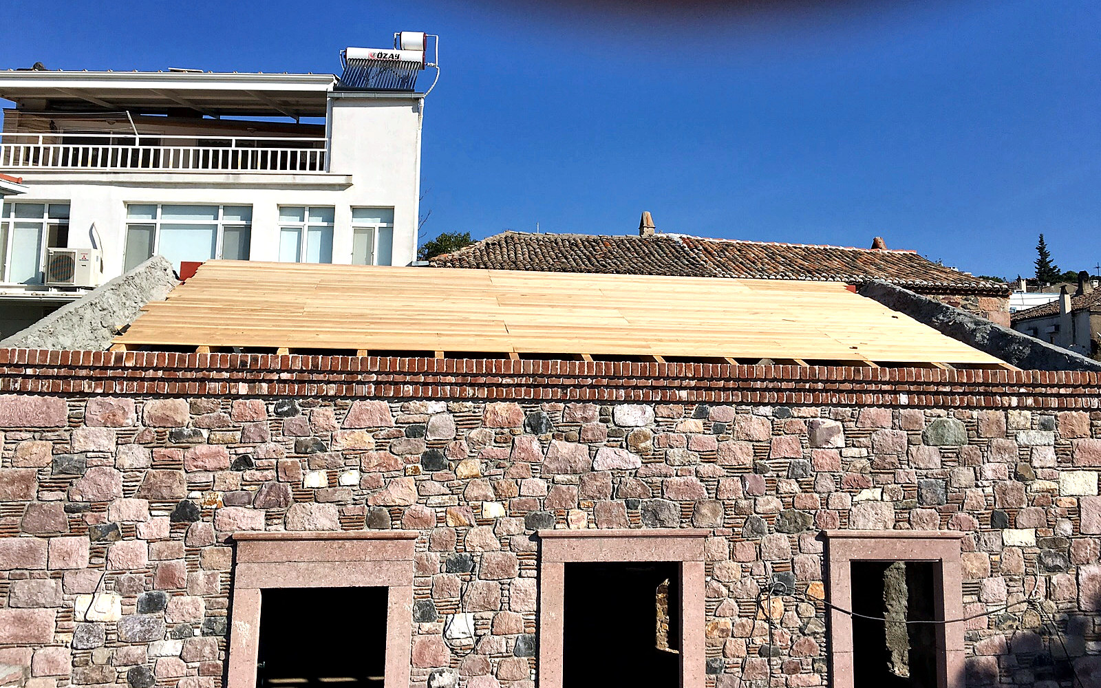 Cunda taş ev çatı yenileme süreci