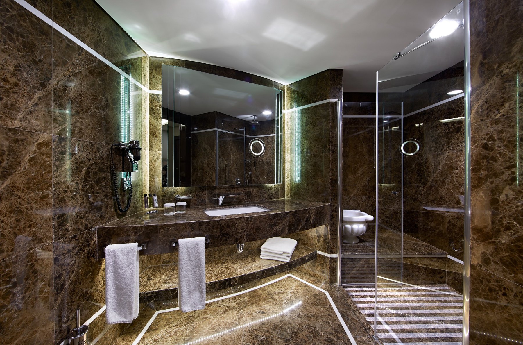 Biz Cevahir Gayrettepe Otel kral dairesi banyo genel görünüm
