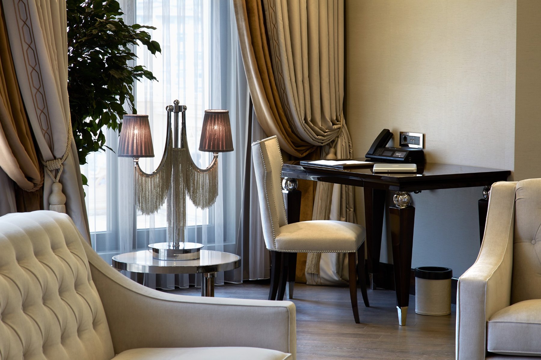 Biz Cevahir Gayrettepe Otel kral dairesi çalışma köşesi