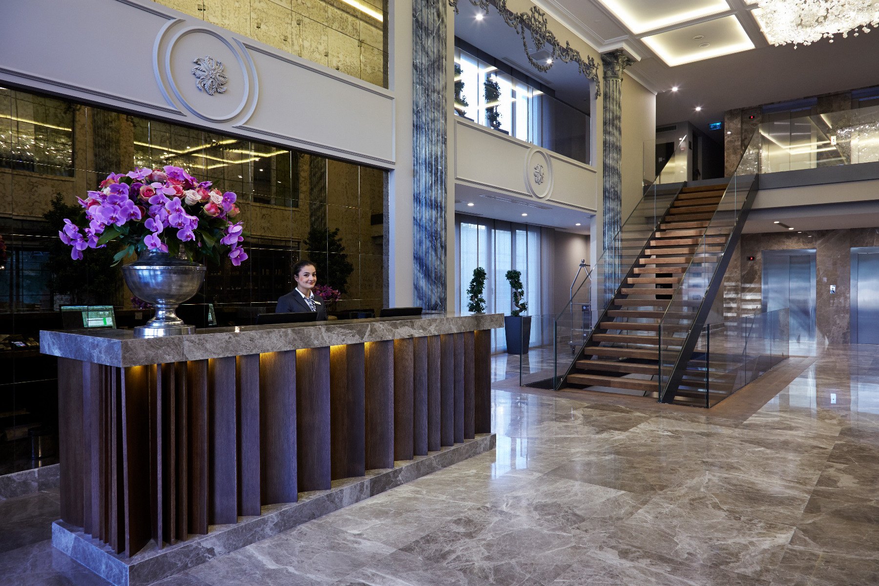 Biz Cevahir Gayrettepe Otel lobby merdiven ve resepsiyon alanı