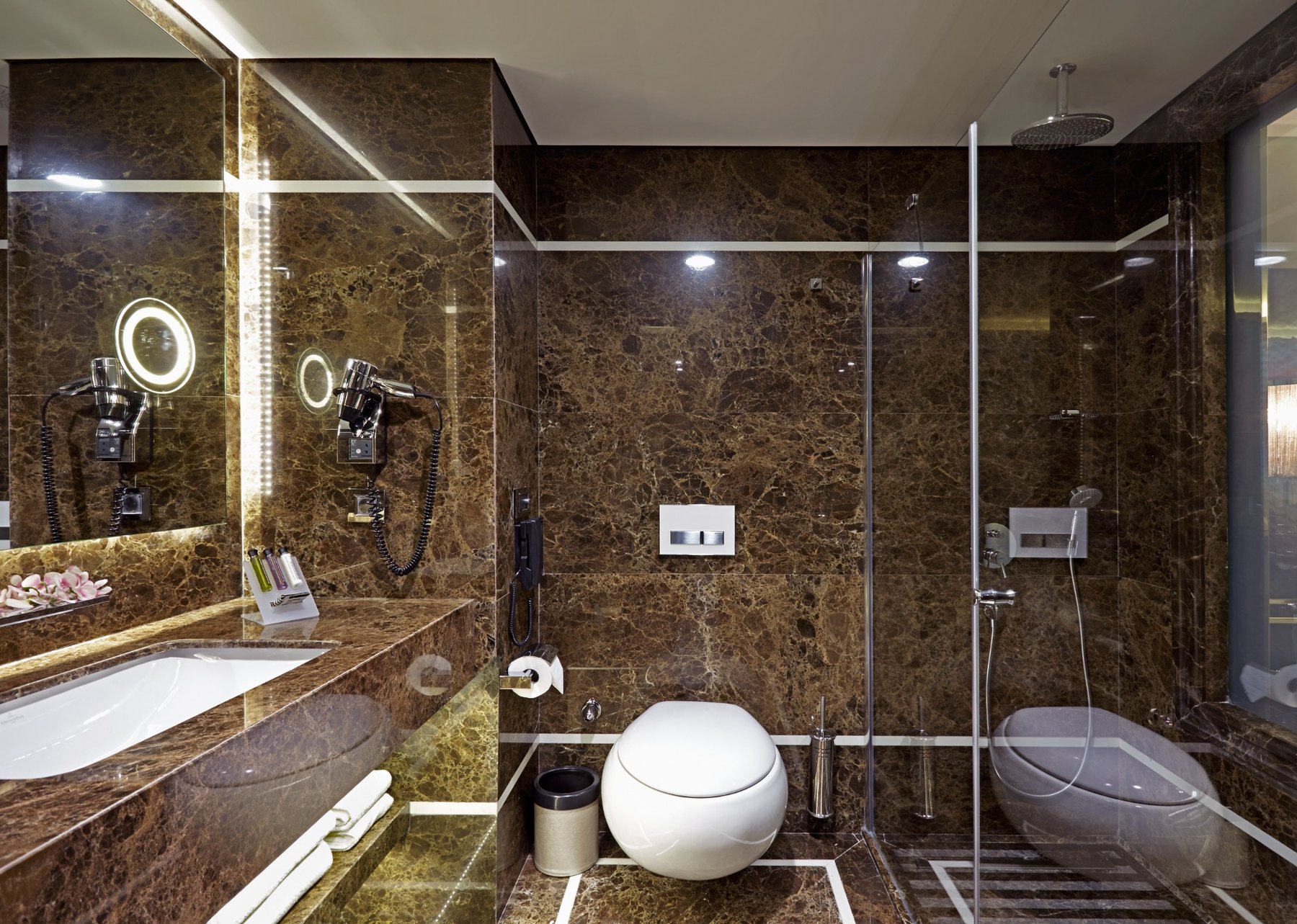 Biz Cevahir Gayrettepe Otel standart oda banyo