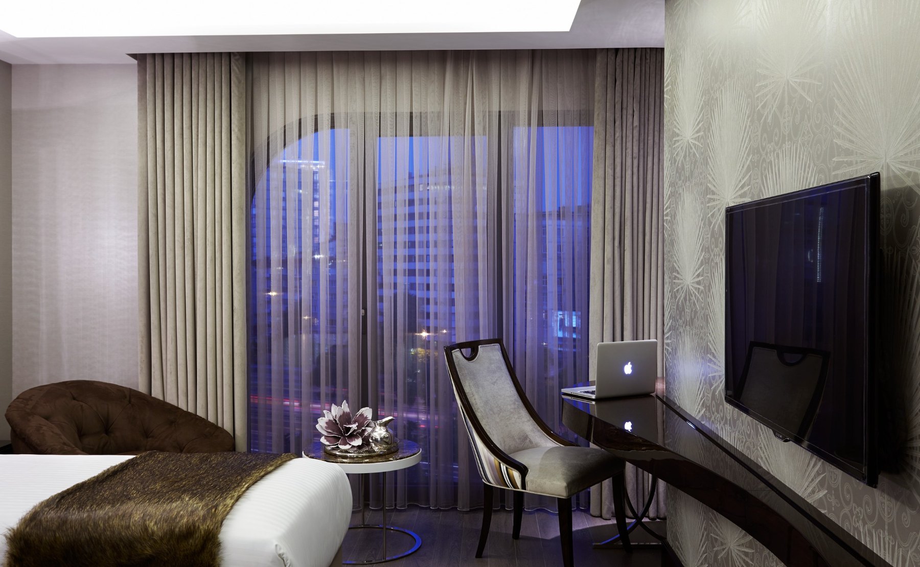 Biz Cevahir Gayrettepe Otel standart oda çalışma alanı