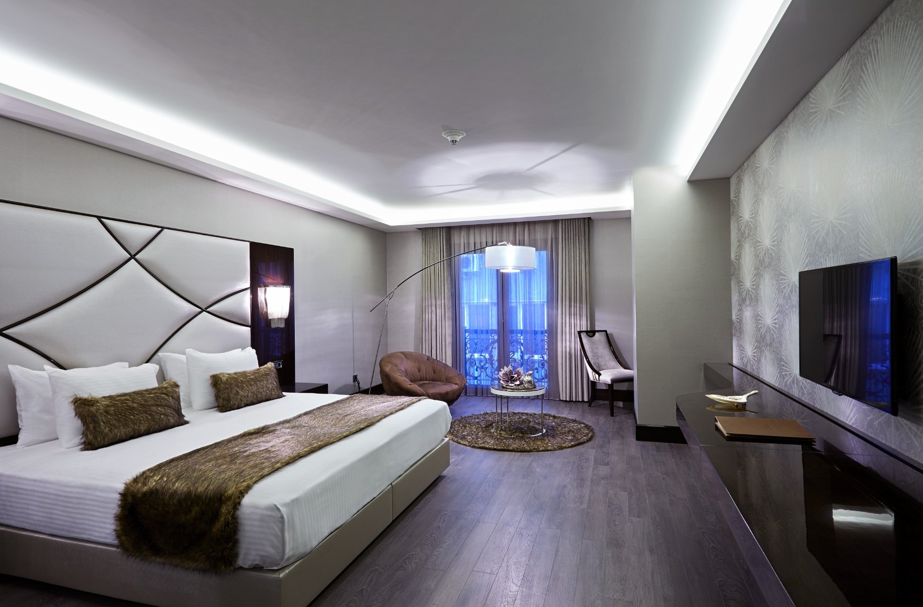 Biz Cevahir Gayrettepe Otel standart oda geniş yatak düzeni