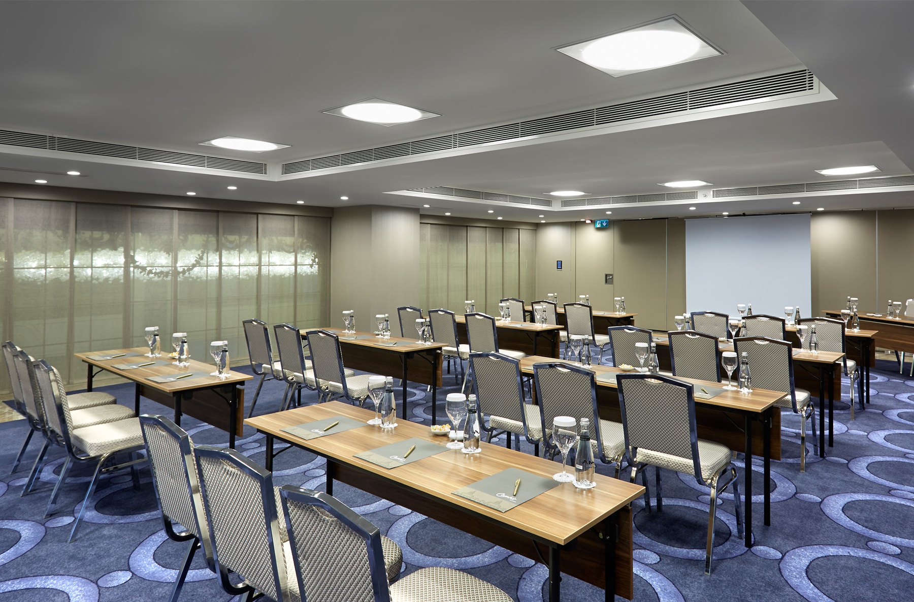Biz Cevahir Gayrettepe Otel toplantı odası genel görünüm