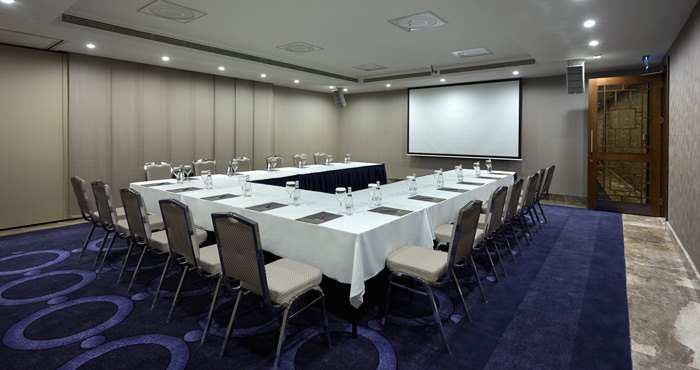 Biz Cevahir Gayrettepe Otel toplantı odası U düzen