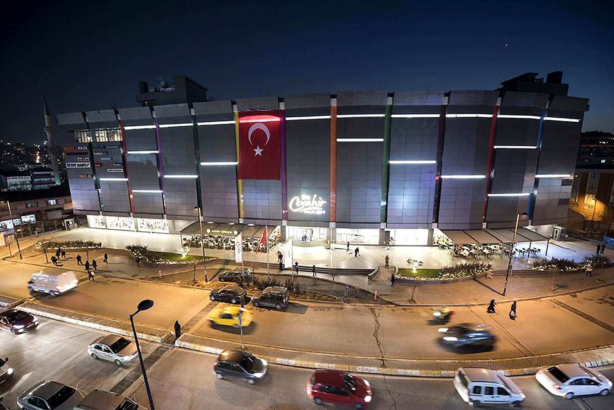 Biz Cevahir Haliç AVM gece cephe görünümü