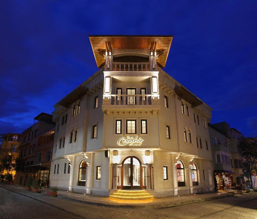 Biz Cevahir Sultanahmet Otel dış cephe gece görünümü