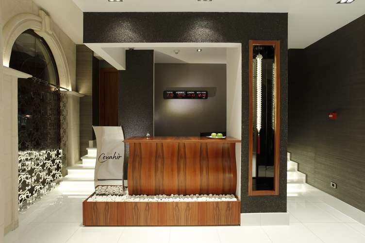 Biz Cevahir Sultanahmet Otel resepsiyon alanı